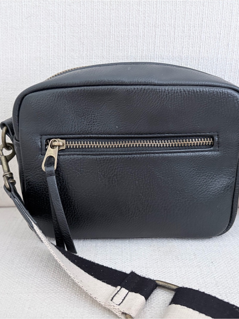 Universal Thread Black Crossbody Bag with Contrast Strap